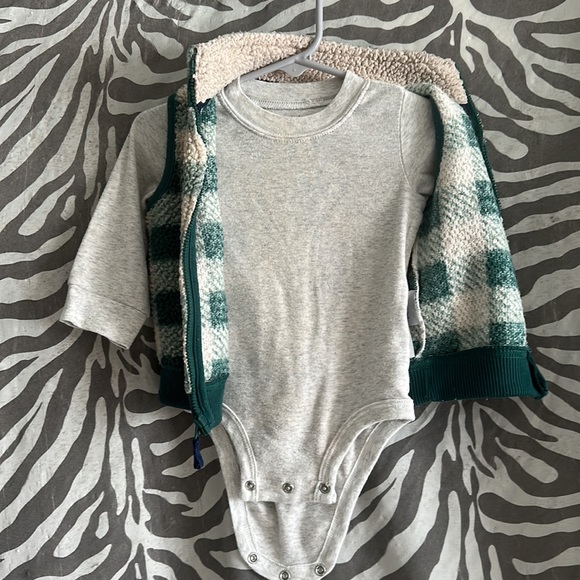 Long sleeve onesie with matching fleece vest - Picture 2 of 3